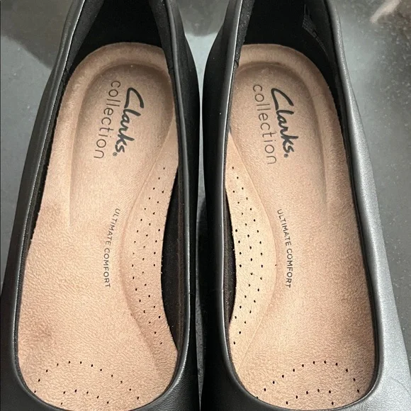 Clarks Women's Black Patent Toe Heels leather on back end of shoes - Picture 3 of 7